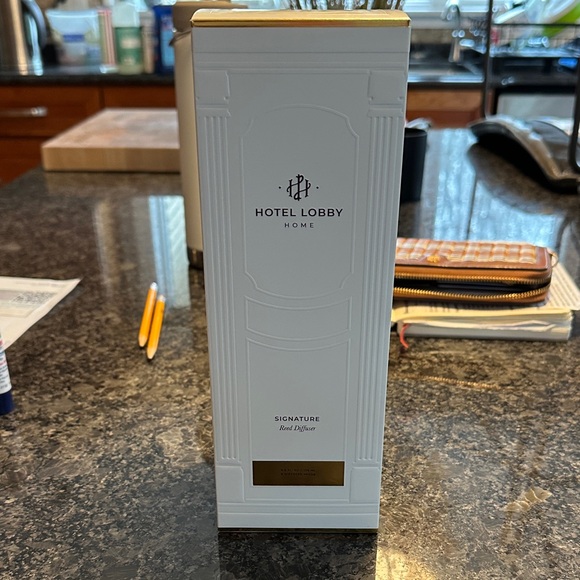 Hotel Lobby Home Signature Reed Diffuser - Picture 1 of 3